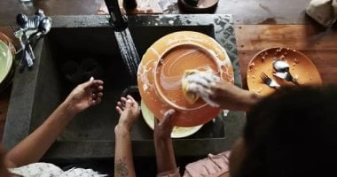 ..6 أشياء لا تغسلها بالصابون أبدا.. منها السكاكين وألواح التقطيع الخشبية..تفاصيل تتابع الان تفاصيل ما ورد عن 6 أشياء لا تغسلها بالصابون أبدا.. منها