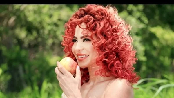 دوللي شاهين تنتهي من تسجيل أغنية انا الحاجة الحلوةانتهت المطربة اللبنانية دوللي شاهين من تصوير اغنيتها الجديدة انا الحاجة الحلوة كما صورتها على طريقه الفيديو كليب، هي من اخراج مؤمن