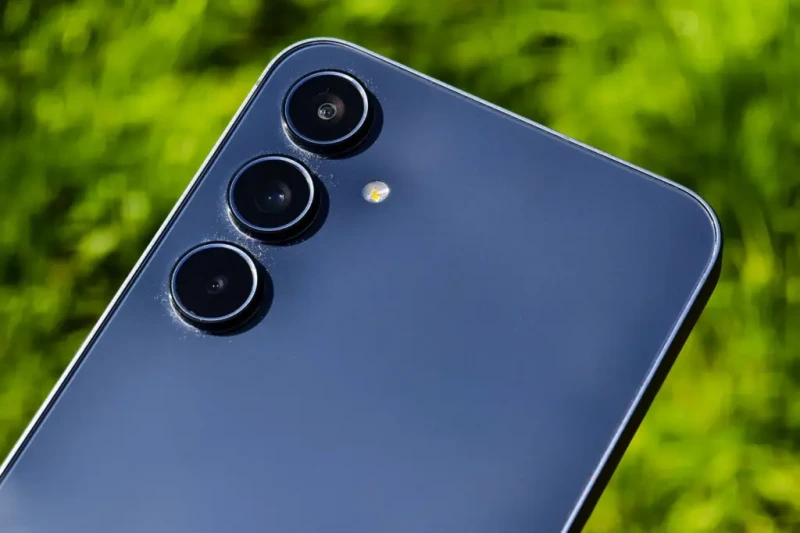 مواصفات رائعة.. تعرفغ على إمكانيات هاتف 55 والسعر الرسمي للهاتفأصدرت شركة سامسونج في السوق المصري هاتف 55 المميز في الفئة المتوسطة العليا، ويأتي