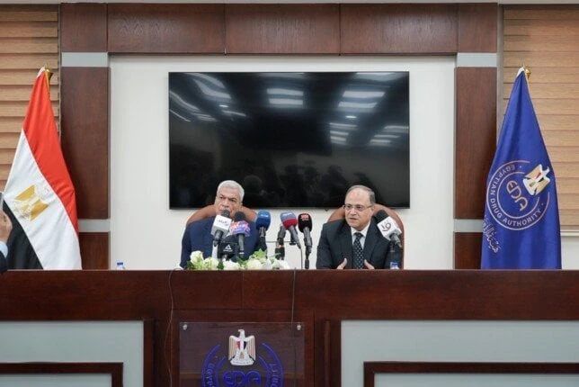 رئيس هيئة الدواء: توطين 30 مادة غير فعالة من أصل 280عقد، اليوم، الدكتور علي الغمراوي، رئيس هيئة الدواء المصرية، واللواء طبيب بهاء الدين زيدان، رئيس هيئة الشراء الموحد والإمداد والت