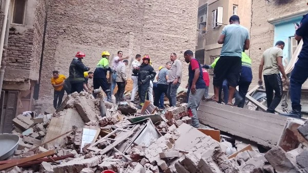 انهيار عقار كامل في الزيتون يثير الرعب بين الأهالي.. وقوات الإنقاذ تتدخل على الفور في حادث مفزع هز منطقة الزيتون بمحافظة القاهرة، انهار عقار بالكامل،