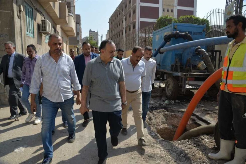 أبوالنصر يتابع إصلاح هبوط بعض المطابق بشارع التليفونات بمدينة أسيوط تابع اللواء دكتور هشام أبوالنصر محافظ أسيوط اليوم الثلاثاء، أعمال إصلاح هبوط بعض المطابق بشارع التليفونات المتفر