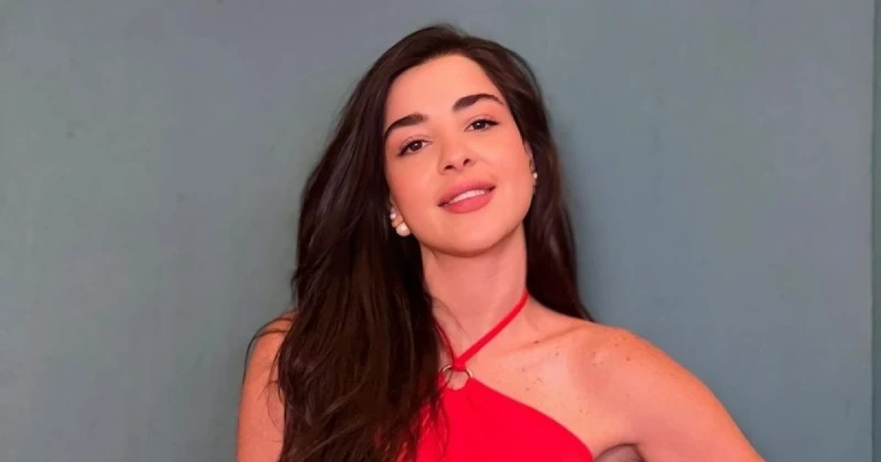 الفن و المشاهير: ملكة جمال لبنان لعام 2010 بصورة رائعة من طفولتها.. وملامحها لم تتغير! شاركت ملكة جمال لبنان لعام 2010 والممثلة اللبنانية رهف عبد