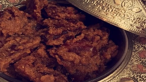 مفيدة وسريعة.. طريقة عمل حلوى الحنيني بالتمرتعتبر طريقة عمل الحنيني بالتمر هو حلى محضر من التمر المعجون والخبز المفتت، وهي من وصفات المطبخ الخليجي، وعادة ما يقدم في حفلات الخطوبة و