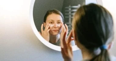 للحصول على بشرة صحية خالية من التجاعيد.. أضف هذه العناصر إلى نظامك الغذائي صحة وطب عند السعي للحصول على بشرة مشرقة وصحية، يميل العديد من الأشخاص إلى التركيز بشكل أساسي على المنتجات