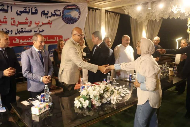 أجهزة كهربائية.. محافظ القليوبية يشهد تكريم 20 من أوائل الشهادات العامة بشبرا الخيمة شهد المهندس أيمن عطيه محافظ القليويبة، مساء أمس الأربعاء، حفل