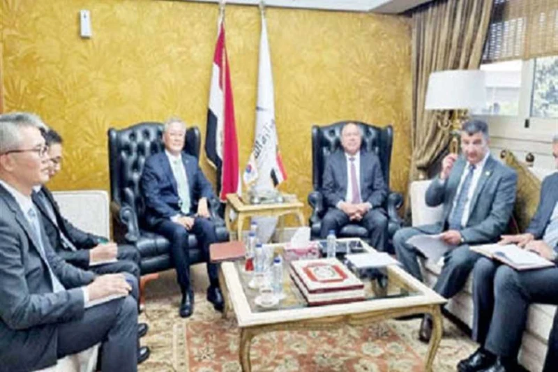 مصر وكوريا تناقشان تعزيز التعاون فى النقل والصناعة قال سفير كوريا الجنوبية لدى القاهرة، كيم يونجهيون، إن مصر وكوريا تعملان على تطوير التعاون