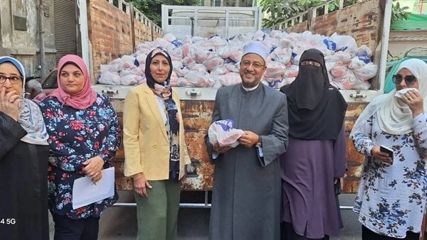 الأوقاف توزع 60 طنا من السلع الغذائية للأسر الأولى بالرعاية ب13 محافظةوزعت وزارة الأوقاف، 60 طنا من السلع الغذائية بواقع 15 ألف شنطة سلع غذائية على