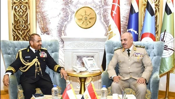 الفريق أحمد خليفة يلتقي رئيس الأركان العماني لبحث التعاون العسكري المشتركالتقى الفريق أحمد خليفة رئيس أركان حرب القوات المسلحة بالفريق الركن بحرى عبد الله بن خميس بن عبد الله الرئي