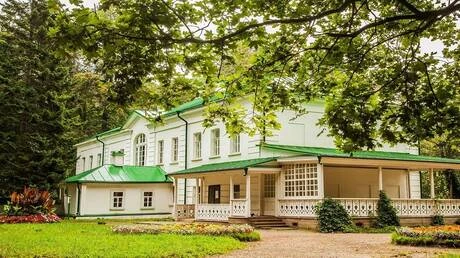 لغويون من العراق وسوريا وإيران يقدمون ترجماتهم لمؤلفات ليف تولستوي في متحفه تعرف على التالي لغويون من العراق وسوريا وإيران يقدمون ترجماتهم لمؤلفات ليف تولستوي في متحفه، وافتتحت الن