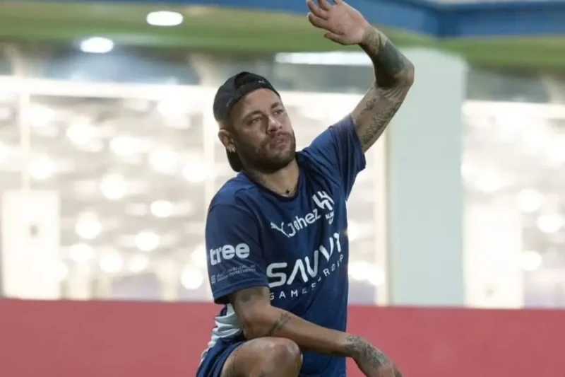 نيمار: السعودية تستحق فرصة استضافة كأس العالم أكد البرازيلي نيمار جونيور، لاعب الهلال، أن السعودية قادرة على تنظيم نسخة مثيرة من مونديال 2034. وقال النجم البرازيلي، الذي ظهر خلال ا