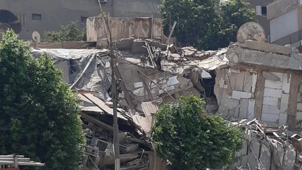 استخراج جثتين من أسفل عقار أرض الجولف المنهار وجارى البحث عن 4 آخرين نجحت قوات الإنقاذ بالحماية المدنية فى استخراج جثتين رجل وسيدة من أسفل عقار أرض