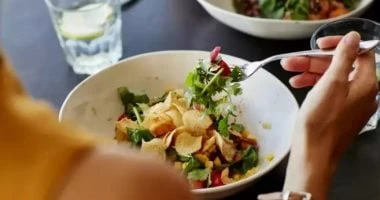 هذا ما يحدث فى جسمك لو بتفوت وجبة الإفطار.. اضطراب السكر وزيادة الوزن صحة وطب تعتبر وجبة الإفطار وجبة أساسية في بداية اليوم، حيث تمد الجسم بالطاقة اللازمة للقيام بالأنشطة اليومية، 