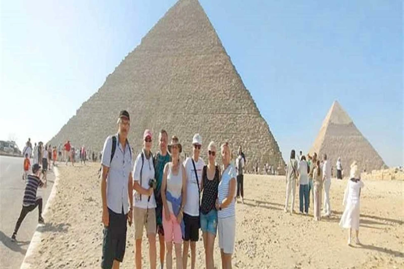 رحلات التفويج اليومية من البحر الأحمر تنعش الحركة السياحية بالأقصر والقاهرة ما بين الساعة الرابعة والسادسة صباحا، تنطلق عشرات المركبات السياحية