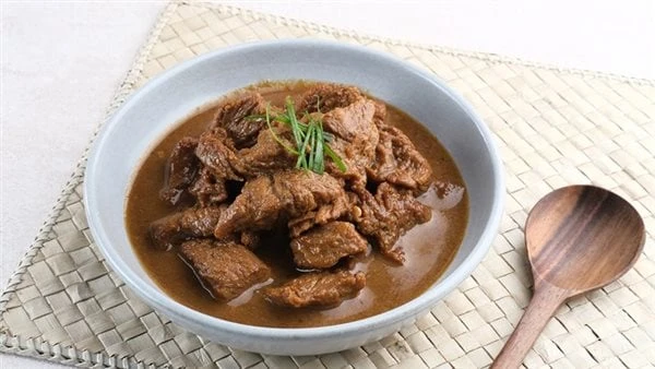 من المطبخ السعودي.. طريقة عمل المعرقتعتبر طريقة عمل المعرق، هي أكلة شعبية شهيرة مقتبسة من وصفات المطبخ السعودي، وهي أكلة لذيذة شهية ومشبعة تحضر إما