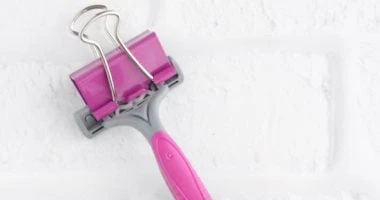 6 أفكار مختلفة ومميزة لاستخدام مشبك الأوراق.. استغل السبلايز المرأة والمنوعات يتوفر مشبك الورق في الكثير من أدراج المكاتب سواء في المنزل، أو في مقر العمل أو حتى في أدوات السبلايز ا