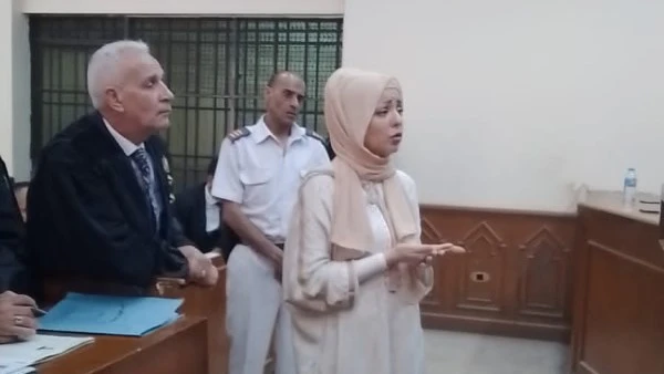 خنقت بنتها بالحزام وموتتها.. تأجيل قضية مضيفة الطيران المتهمة بقتل طفلتها فى التجمع قررت محكمة جنايات القاهرة المنعقدة بمجمع محاكم التجمع الخامس، منذ