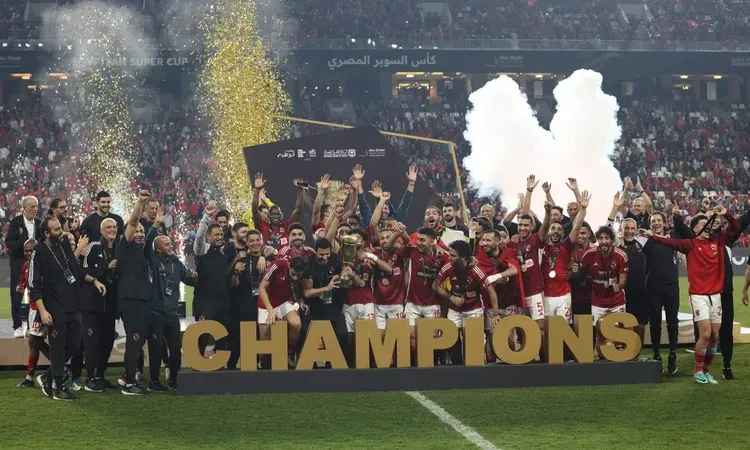 -الأهلي لم يتسلم درع الدوري المصري حتى الآن.. اعرف السبب .. قال شريف صالح، عضو رابطة الأندية المصرية، إن درع الدوري الجديد وصل منذ فترة طويلة ولكن