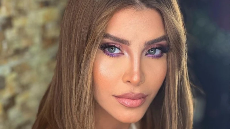 نور علي تبكي على الهواء وشقيقتها تظهر للمرة الأولى لمساندتها- فيديو افاق عربية - انهمرت دموع الفنانة نور علي، خلال حلولها ضيفة على برنامج صدى الملاعب الذي يقدمه الإعلامي السوري مصط