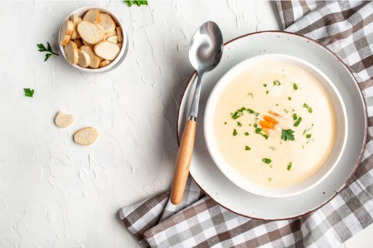 طريقة عمل الشوربة البيضاء.. وصفة سهلة ولذيذة للشوربة الكريميةتعتبر الشوربة البيضاء من الأطباق الكلاسيكية التي تضيف لمسة من الدفء والراحة إلى أي وجبة.