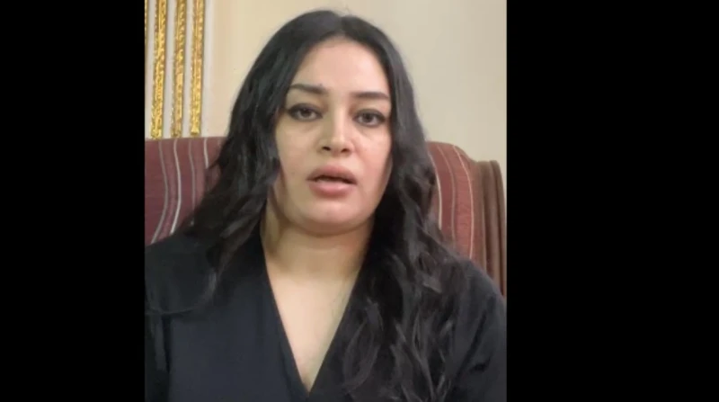 صور ومكالمات خادشة.. سيدة تتهم ابن عمها بالابتزاز الجنسي استغاثت سيدة مما وصفته ابتزازا جنسيا من قبل ابن عمها، بعد انفصالها عن زوجها.ابتزاز جنسيمنال