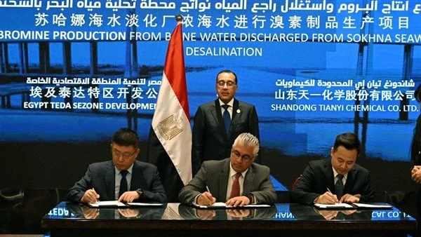 ب 110 ملايين دولار.. توقيع عقد إنشاء مجمع صناعي عالمي باقتصادية قناة السويسشهد الدكتور مصطفى مدبولي، رئيس مجلس الوزراء، اليوم، بالعاصمة الصينية،