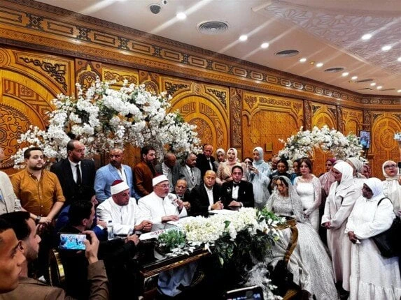 ساب أهل بيته من غير حجاب.. فرح نوران ابنة الشيخ رمضان عبد الرازق يثير الجدلرمضان عبد الرازق.. تعرض الداعية الإسلامي الشيخ رمضان عبد الرازق لهجوم شديد من قبل رواد السوشيال ميديا، تز