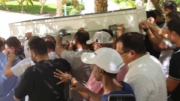 -شاهد.. وصول وزير الرياضة لتشييع جثمان إيهاب جلال .. حضر الدكتور أشرف صبحى، وزير الشباب والرياضة، منذ قليل إلى مسجد حسن الشربتلى بالتجمع الخامس،