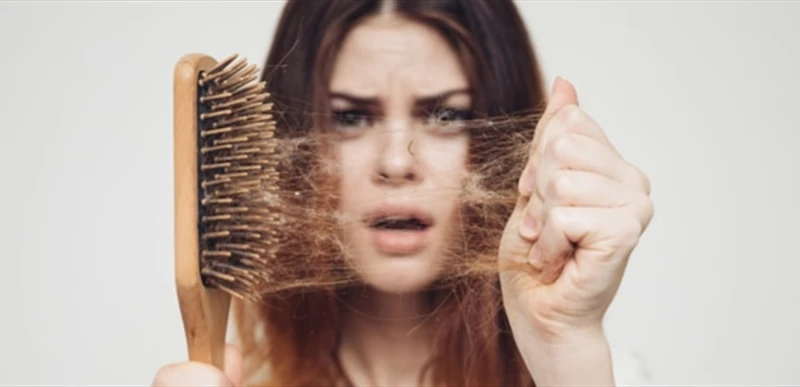 خبير يكشف الكمية الطبيعية لتساقط الشعر في اليوم صحة أشار البروفيسور غريغوري فلاكس من قسم الأمراض الجلدية والزهرية في كلية الطب في جامعة التكنولوجيا الحيوية الروسية، إلى أن تساقط ال