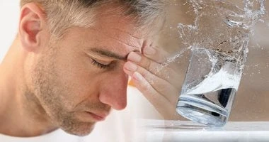 علامات تدل على عدم شرب كمية كافية من الماء فى موجة الحر صحة وطب من المهم جدا شرب كمية كافية من الماء في الصيف للحفاظ على ترطيب الجسم وتغذيته. وفقا للمعاهد الوطنية للصحة ، فإن شرب 3