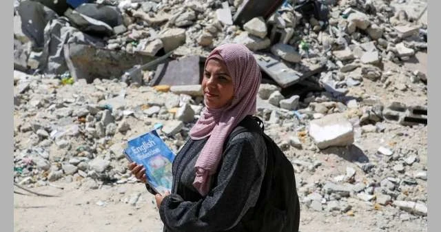 معلمة فلسطينية تقيم مدرسة على الركام في غزة (صور) لايف ستايل تحولت المدارس في غزة إما إلى أنقاض أو ملاجئ للنازحين من مناطق الحرب التي أسفرت عن مقتل عشرات الآلاف، لكن المعلمة إسراء 