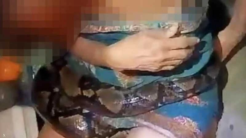 حادث مرعب.. ثعبان ضخم يخنق امرأة لمدة ساعتين أخبار منوعة وطرائف في واقعة مروعة، نجحت الشرطة التايلاندية بعد جهود مضنية في إنقاذ امرأة، خنقتها أفعى عملاقة لأكثر من ساعتين. اقرأ على 