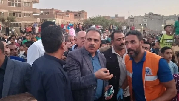 محافظ الشرقية ينتقل لموقع تصادم قطاري بمنطقة الكوبري الجديد وقع منذ قليل حادث تصادم بين قطارين بمنطقة الكوبري الجديد بمدينة الزقازيق، أدى لوفاة شخصين وإصابة 29 مصابا. وقالت الدكتور