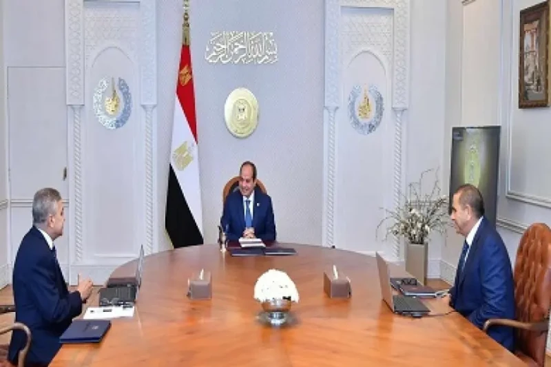 السيسي يوجه باستمرار العمل على تقديم الخدمات الملاحية والبحرية بقناة السويس رغم الأوضاع الراهنة جمع الرئيس عبد الفتاح السيسي بفريق العمل المكون من الفريق أسامة ربيع والمهندس مصطفى 