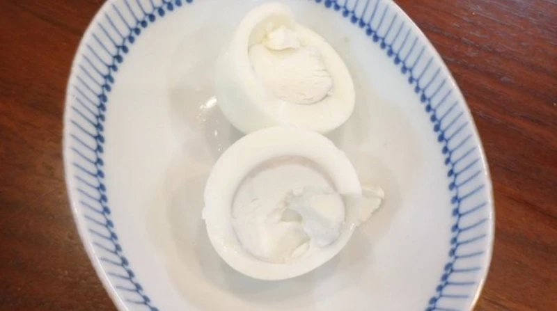 في كوكب اليابان.. الدجاج ينتج البيض بصفار أبيض يبدو أن كوكب اليابان، كما يطلق البعض مجازا على البلد الآسيوي المتطور، سيظل يدهشنا بكل غريب، فقد حصدت صورة منتشرة لبيضة مقسمة لنصفين ت