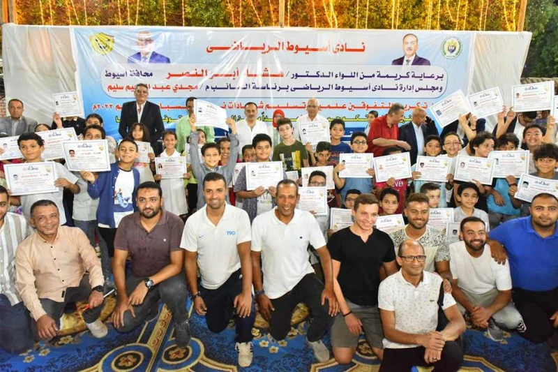 محافظ أسيوط يكرم المتفوقين علميا بالنادي الرياضي شهد اللواء هشام أبوالنصر محافظ أسيوط اليوم الإثنين، حفل تكريم المتفوقين علميا ورياضيا وتسليم شهادات