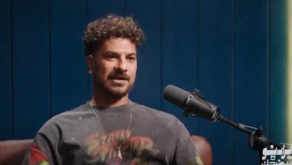 مصطفى أبو سريع: مشهد أغنية ياقمر لو في اتنين منك كان اقتراحيكشف الفنان مصطفى أبوسريع عن كواليس تعاونه مع أحمد حاتم فى مسلسل عمر أفندي، والذى يعرض