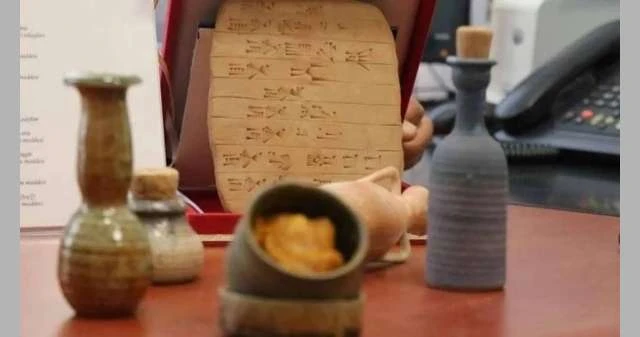 باحثة تركية تنتج عطرا استخدمه السومريون قبل 4500 عام لايف ستايل إرم نيوز نجحت باحثة أكاديمية تركية في التاريخ والتراث بإنتاج عطر استخدمه السومريون قبل 4500 عام، وتركوا مكوناته محفو