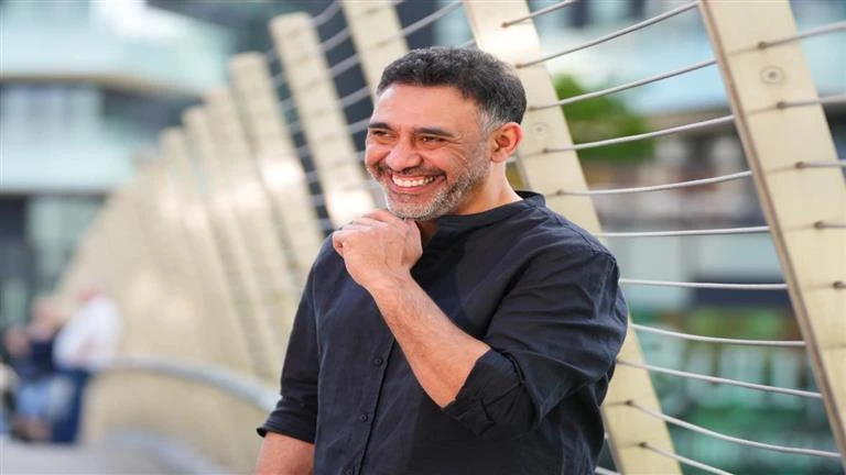 يعيش دور الشاب بالحلق والتاتوهات.. عمرو مصطفى يثير الجدل بهجوم جديد تعرف على التالي يعيش دور الشاب بالحلق والتاتوهات.. عمرو مصطفى يثير الجدل بهجوم