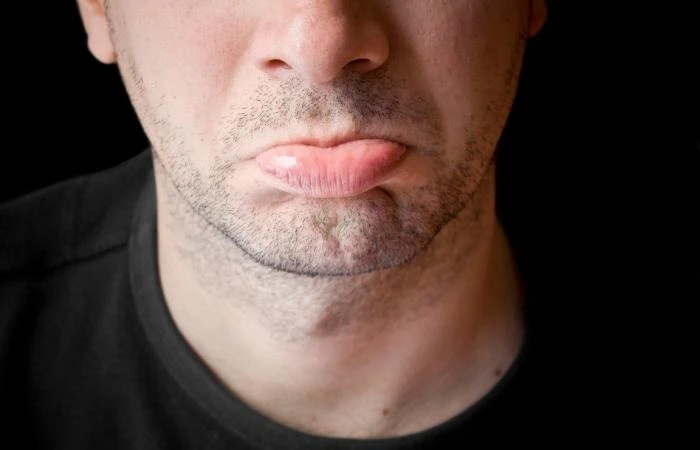 بفضل ظاهرة معروفة باسم الانتباه الانتقائي، تعلم الدماغ تجاهل الأنف. يعد الأنف من الملامح البارزة، بين العينين، قد يعيق الرؤية ولكن الجهاز العصبي يتجاهله. قد يرى الشخص أنفه إما بإغل