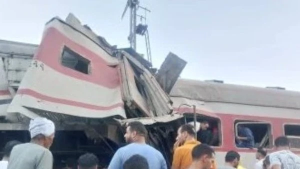 التحفظ على سائقي حادث قطاري الزقازيق بمحافظة الشرقية تحفظت الأجهزة الأمنية المختصة بالشرقية، منذ قليل، على سائقي قطاري الزقازيق وعمال المزلقان والمشرفين، بعد وقوع حادث تصادم قطارين