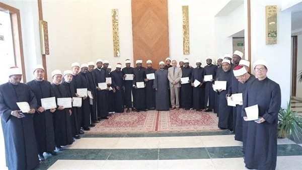 أكاديمية الأزهر العالمية تحتفل باختتام فعاليات دورة إعداد الداعية المعاصر لأربعة وفود دوليةنظمت أكاديمية الأزهر العالمية لتدريب الأئمة والوعاظ، حفلا لتخريج دفعة جديدة من الأئمة وال