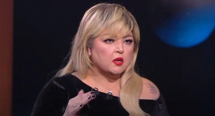 مها أحمد تعلق على هجوم متابعيها بسبب تيك توك مها أحمدعلقت الفنانة مها أحمد على الهجوم عليها مؤخرا، بسبب تصريحاتها الأخيرة في لايف على تيك توك، والذي انفعلت فيه على متابعيها.وقالت م