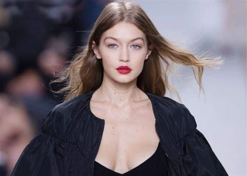 جيجي حديد تستمتع على اليخت مع هذا النجم العالمي (صورة) افاق عربية - بعد تأكيد علاقة الحب بينهما، رصدت عدسات الباباراتزي النجم برادلي كوبر وعارضة