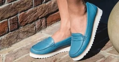 6 أحذية موضة في خريف 2024 وهتكمل للشتا.. بينها الموكاسين الكلاسيكية المرأة والمنوعات في دولاب كل فتاة حذاء مفضل يمكن أن ترتديه في أي مناسبة وأي وقت، وذلك لأنه يريحها وتستمتع بمظهره