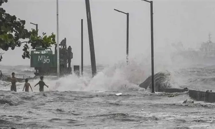 إعصار قوي يضرب جنوب الصين وأنباء عن وقوع ضحايا وخسائر مادية منوعات قالت السلطات إن إعصارا تسبب بمصرع شخصين وإصابة 92 آخرين على الأقل في جزيرة هاينان بجنوب الصين، إذ تسببت الأمطار ا