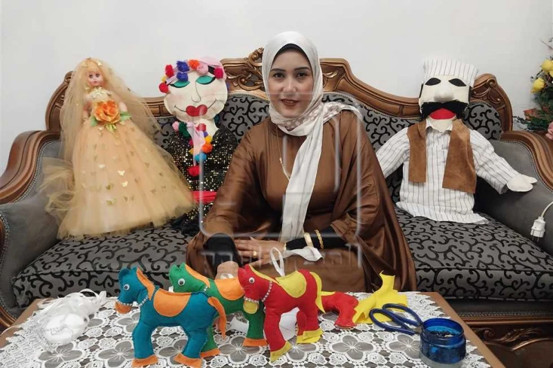 حصان من القماش.. تقليعة مبتكرة ب دمياط احتفالا بالمولد النبوي (فيديو) فكرة جديدة قدمتها إحدى سيدات دمياط للاحتفال بالمولد النبوي الشريف، استخدمت بعضا من أقمشة الجوخ الملونة، ومهارت