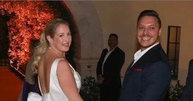 عشاء ملكي فاخر.. الأميرة ثيودورا وزوجها يقدمان وصلة رقص يونانية تقليدية ساحرة المرأة والمنوعات قدمت الأميرة ثيودورا من اليونان وزوجها رقصة يونانية تقليدية في حفل عشاء فاخر قبل الزف