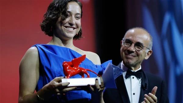 فينيسيا السينمائي.. سارة فريدلاند تتوج بجائزة أسد المستقبل تعرف على التالي فينيسيا السينمائي.. سارة فريدلاند تتوج بجائزة أسد المستقبل، توجت المخرجة