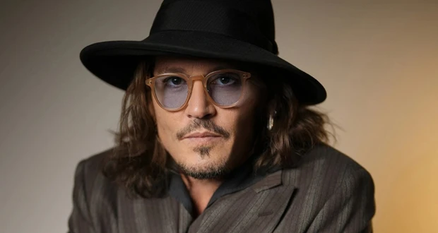 بعد سخرية طويلة.. جوني ديب يخضع للتجميل افاق عربية - أجرى الممثل الأميركي جوني ديب تعديلا على أسنانه، عقب انتقادات حادة تعرض لها العام الماضي بسبب شكل أسنانه.وشوهد نجم فيلم قراصنة 